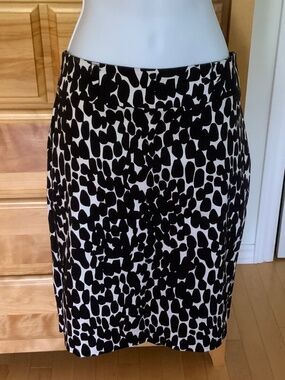 Made in Canada stretchy skirt, size 4, black and white.